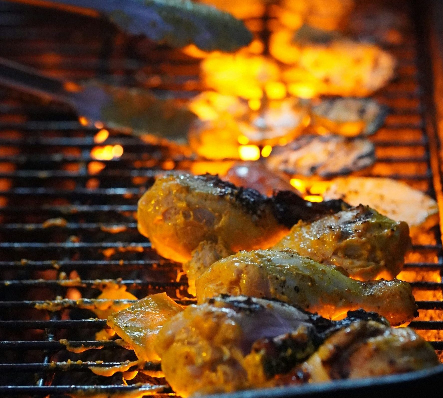 Nahaufnahme von Speisen, die auf einem Grill zubereitet werden.
